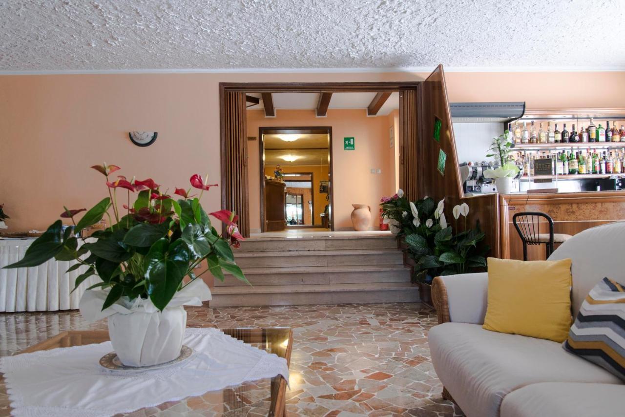 Hotel Rosa Del Tirreno Quercianella Exterior photo