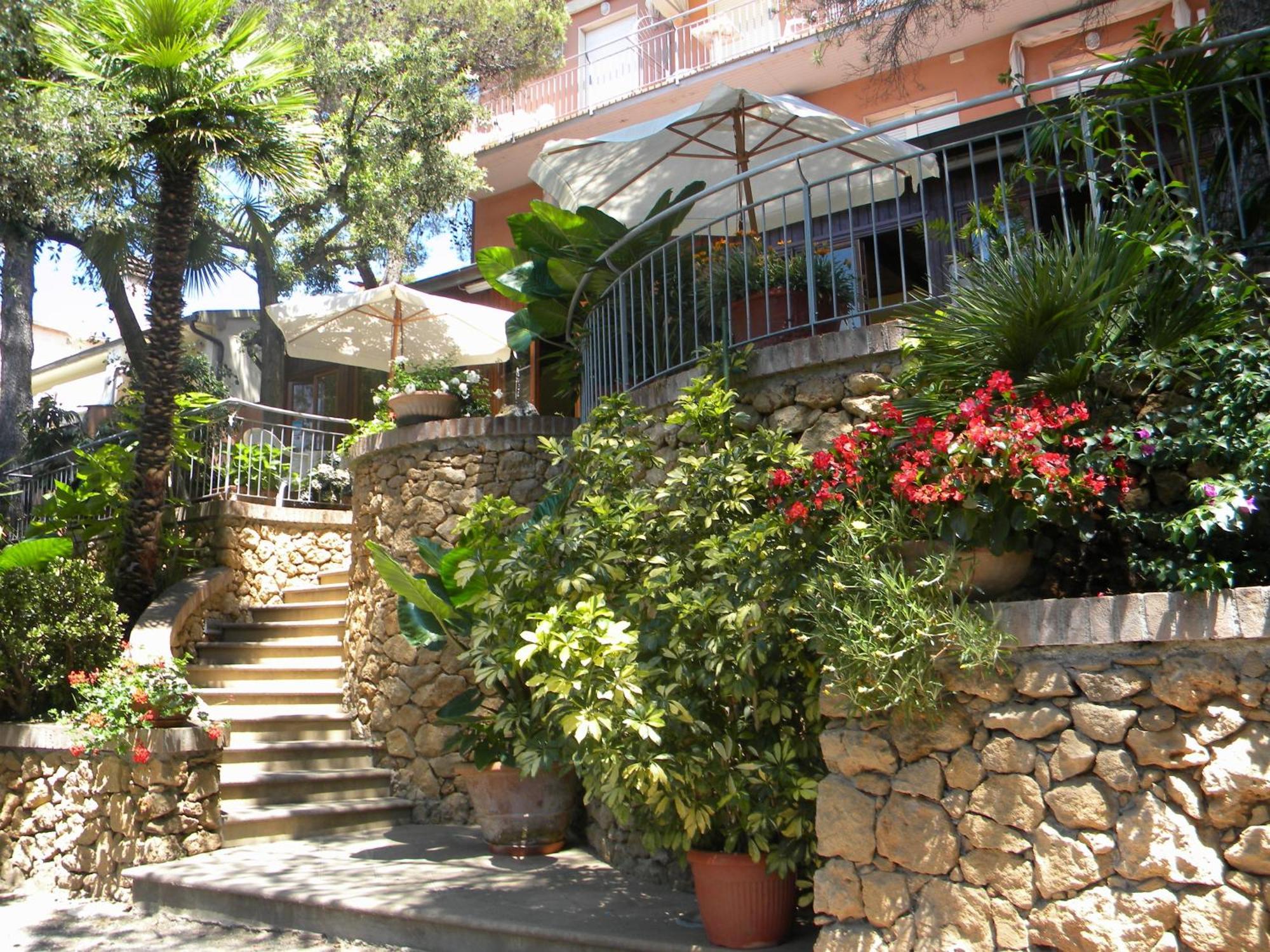 Hotel Rosa Del Tirreno Quercianella Exterior photo