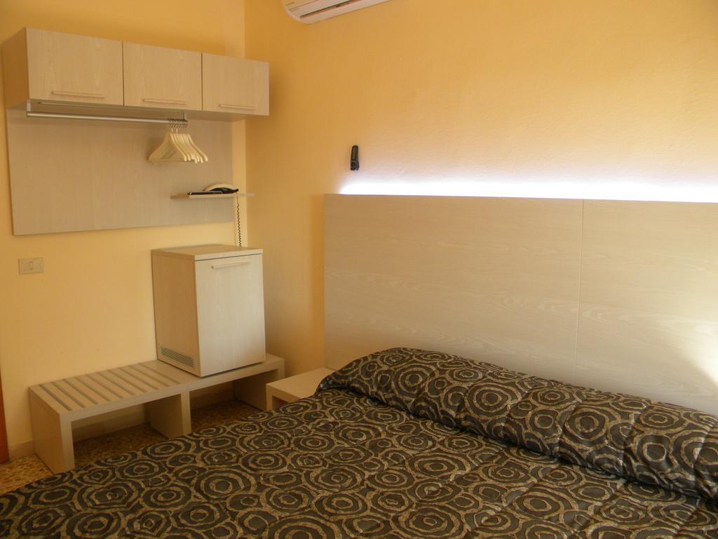 Hotel Rosa Del Tirreno Quercianella Room photo